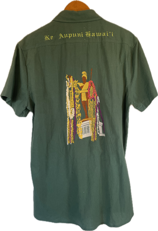 Embroidered Menʻs Shirt (M) - King Kamehameha Statue